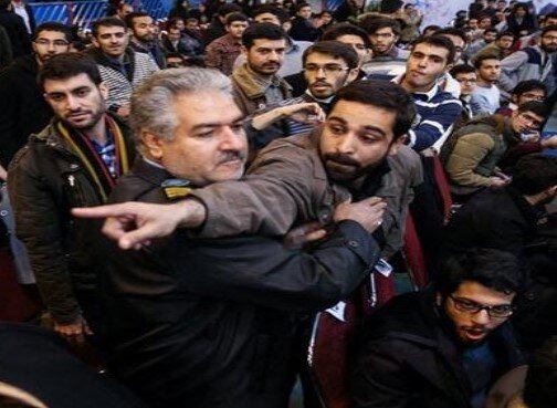 دو «اخلالگر» سخنرانی سال ۱۳۹۴ روحانی که اکنون در «بهارستان» و «پاستور»، «پست و مقام» گرفتهاند + عکسها دو «اخلالگر» سخنرانی سال ۱۳۹۴ روحانی که اکنون در «بهارستان» و «پاستور»، «پست و مقام» گرفتهاند + عکسها