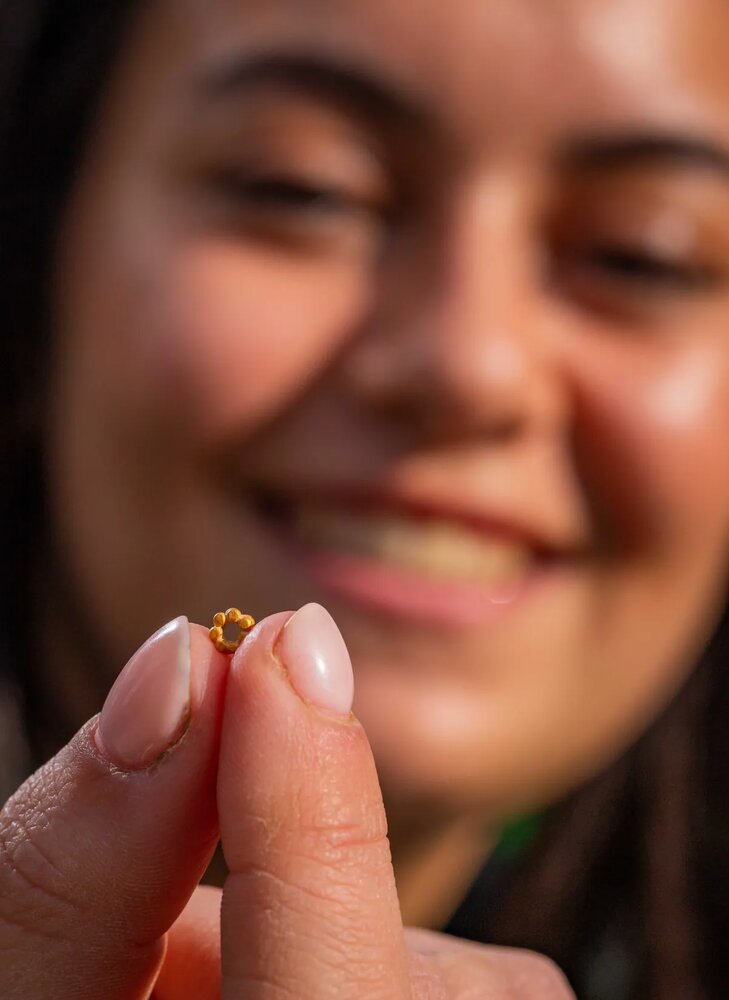 کشف مهره طلایی ۱۶۰۰ ساله به دست دختر ۱۸ ساله/ عکس