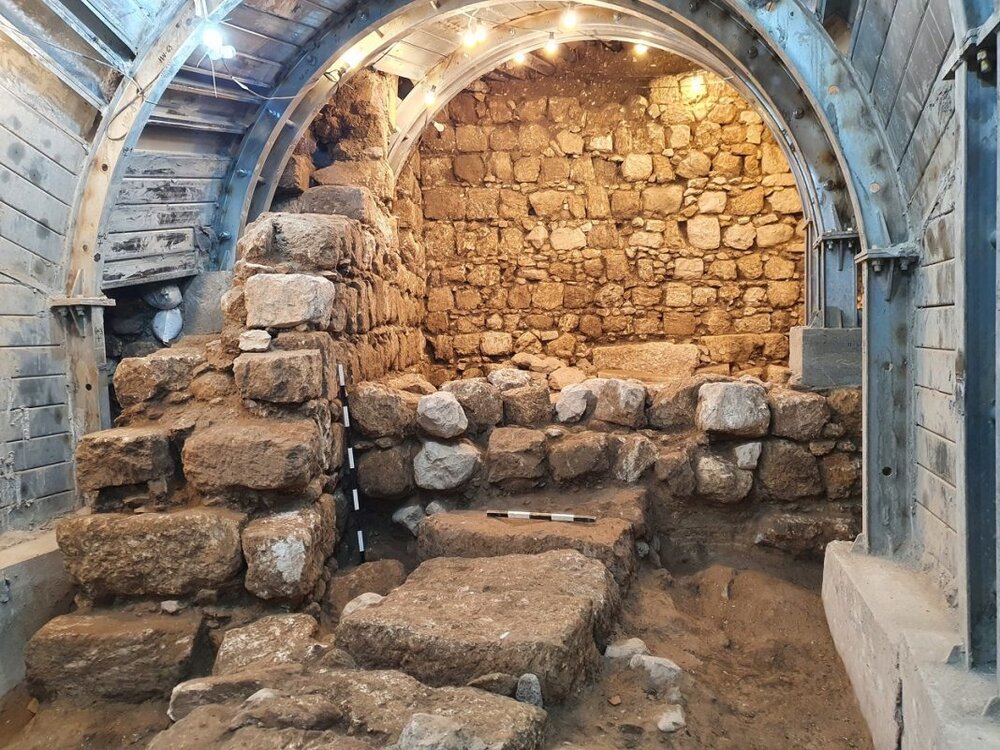 کشف مهره طلایی ۱۶۰۰ ساله به دست دختر ۱۸ ساله/ عکس