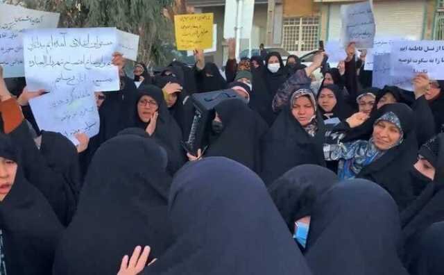 «تجمع اعتراضی خودجوش» علیه بی‌حجابی مقابل مجلس /  وضعیت،دیگر، «غیرقابل قبول» شده/ آقاتهرانی: در حال «چیدن برنامه هایی» هستیم + عکس