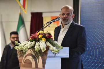 وزیر کشور: کسی که به پرچم کشورش احترام نمی‌گذارد دچار مشکل هویتی شده است