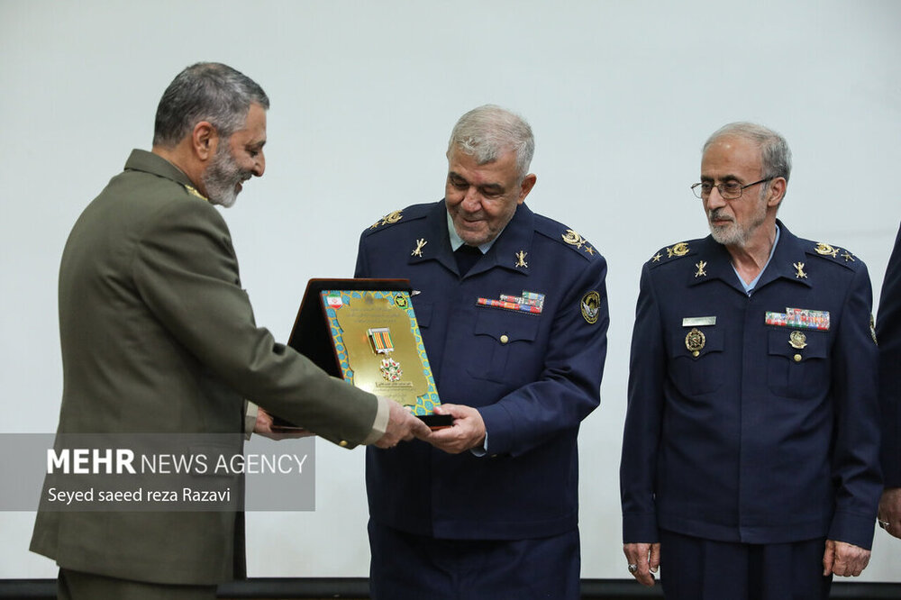 با حکم رهبر انقلاب / «نشان فداکاری» به این «سه فرمانده» اهدا شد + عکسها