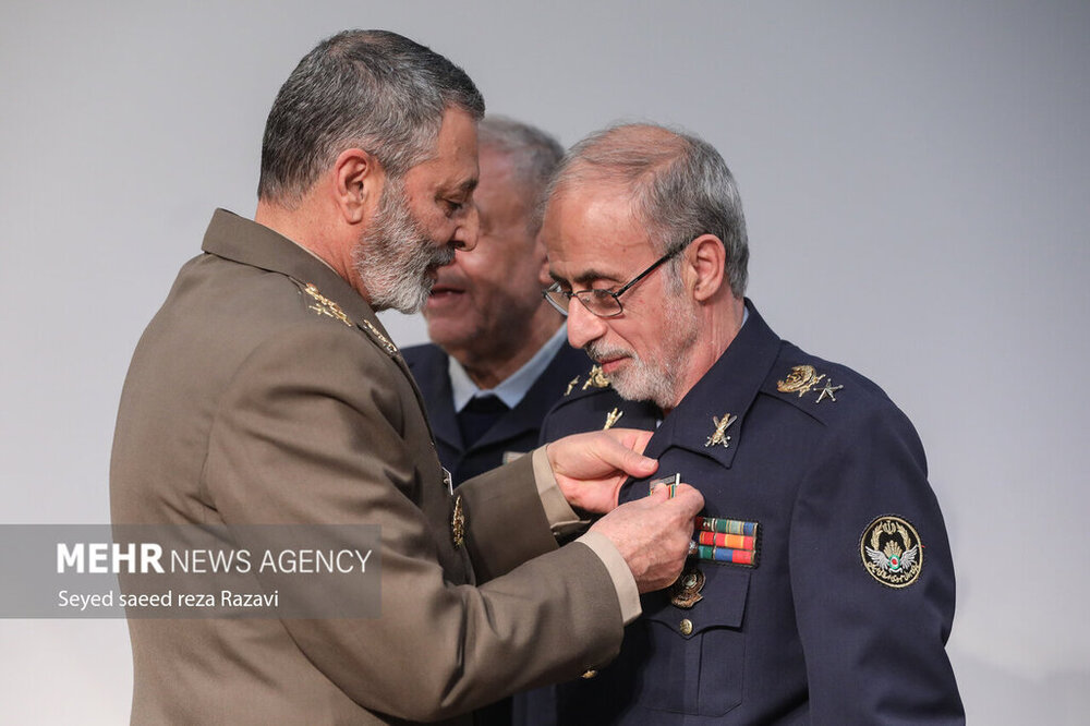 با حکم رهبر انقلاب / «نشان فداکاری» به این «سه فرمانده» اهدا شد + عکسها