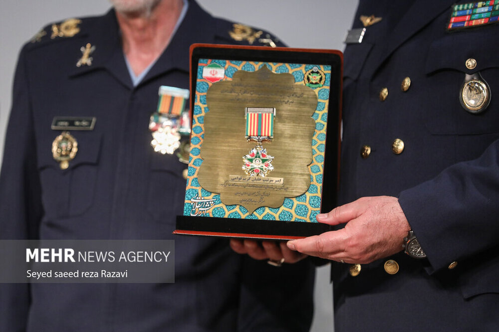 با حکم رهبر انقلاب / «نشان فداکاری» به این «سه فرمانده» اهدا شد + عکسها