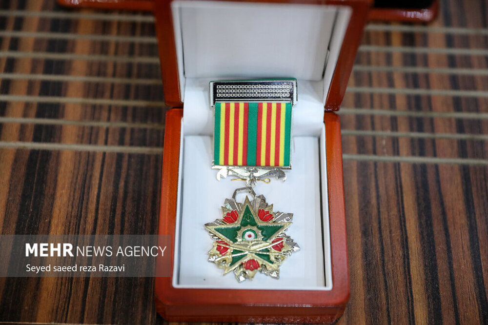 با حکم رهبر انقلاب / «نشان فداکاری» به این «سه فرمانده» اهدا شد + عکسها