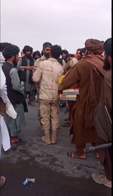 بدرقه طالبان از مرزبان ایرانی با جعبه شیرینی!/عکس