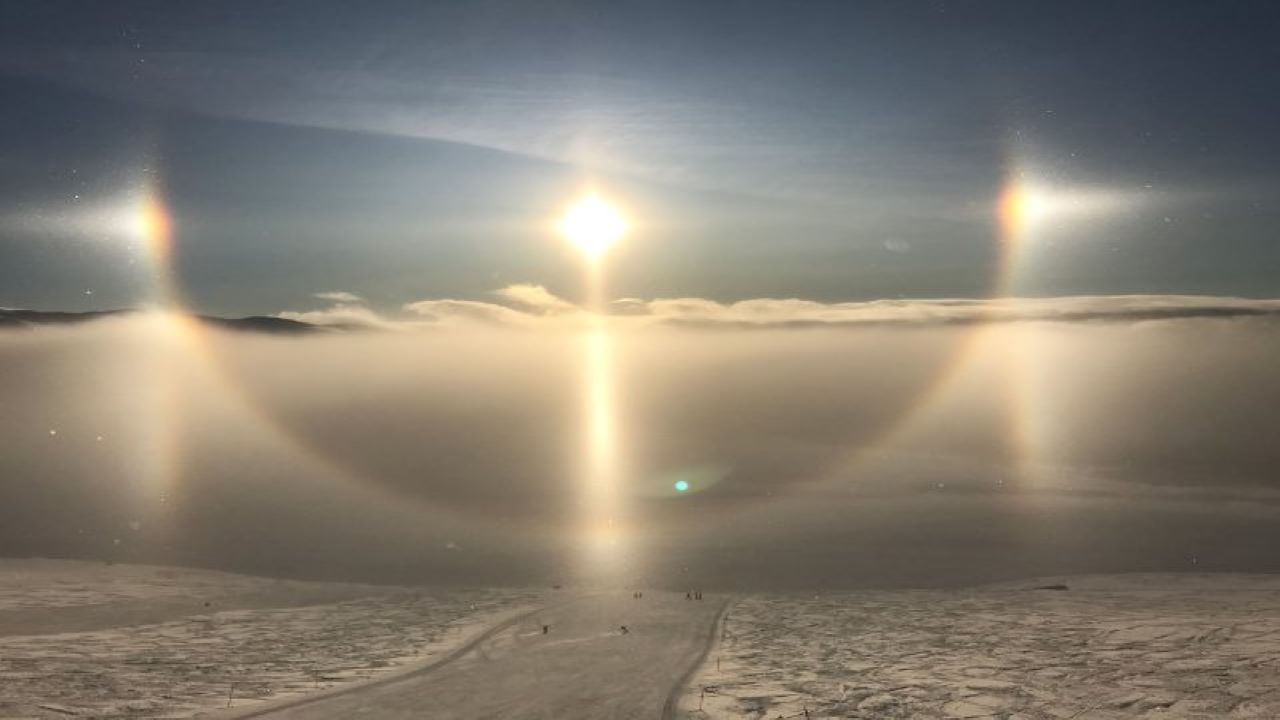 ظاهر شدن ستونهای نوری عجیب در کانادا/ عکس