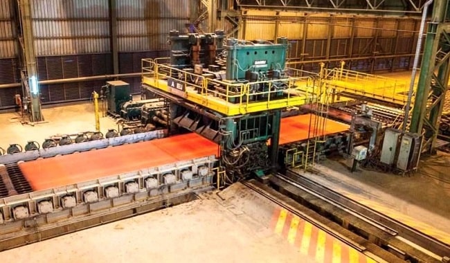 در این تصویر نمایی از کارخانه فولاد اکسین اهواز را مشاهده می کنید
