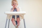 ببینید | ویدیویی خنده‌دار از تلاش یک دختر بچه برای نشستن روی یک صندلی فوق‌کوچک!