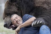 ببینید | دوستی جالب و خطرناک یک مرد با خرس غول پیکر قهوه‌ای