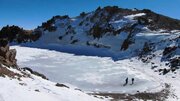ببینید | تصاویری شگفت انگیز از قدم زدن روی دریاچه یخ زده قله سبلان