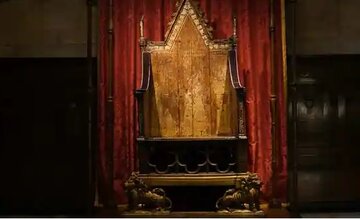 عکس| مرمت یک صندلی ٧٠٠ ساله برای تاجگذاری پادشاه جدید بریتانیا