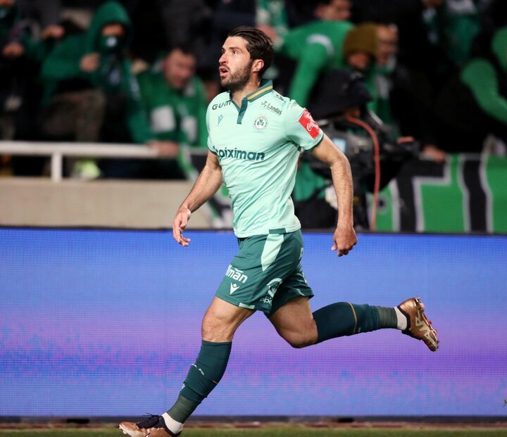 عکس| پاسخ جالب کاپیتان تیم ملی به پرتاب بطری آب توسط تماشاگران