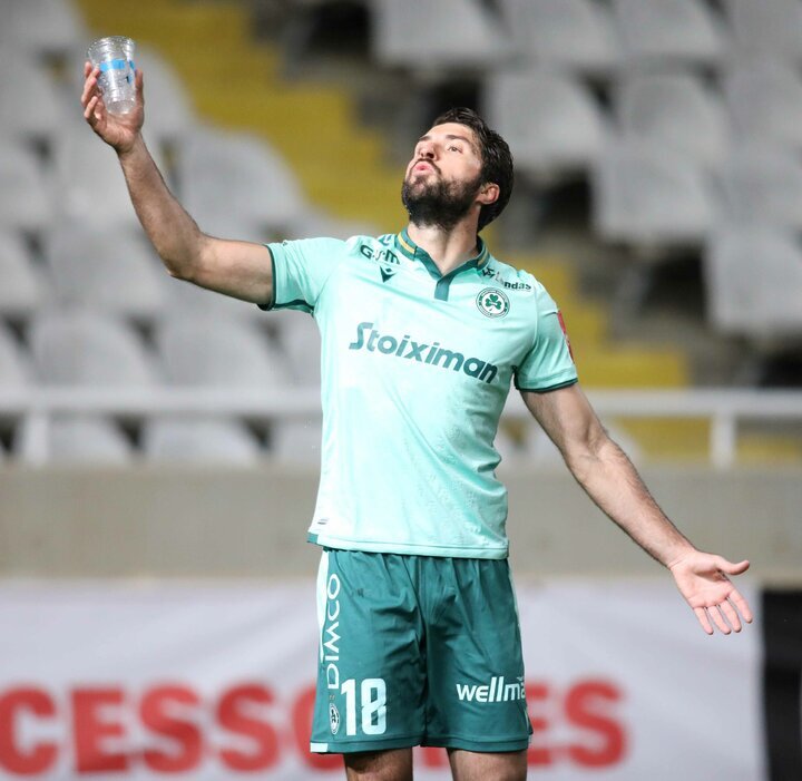 عکس| پاسخ جالب کاپیتان تیم ملی به پرتاب بطری آب توسط تماشاگران