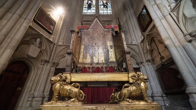 عکس| مرمت یک صندلی 700 ساله برای تاجگذاری پادشاه جدید بریتانیا