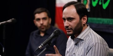 «آمارهای جعلی سخنگوی دولت انقلابی‌»  در جمع مداحان