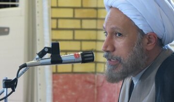 خطیب جمعه شیراز: «شیاطین جن و انس»، مومن را مدام از «فقر» می‌ترسانند / ناامید نباشید چون «امام زمان» را دارید 