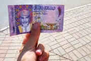 ببینید | انتقاد تندوتیز یک ایرانی در عمان به افت ارزش پول ایران!