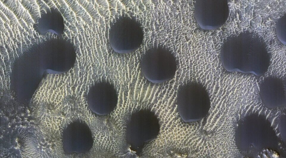 عکسی از تپههای عجیب، پدیدهای شگفتانگیز