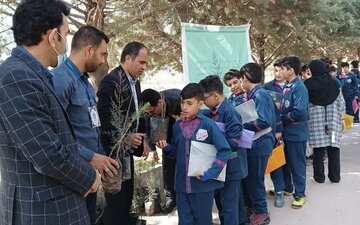برگزاری مراسم درختکاری در دانشکده منابع طبیعی دانشگاه لرستان با مشارکت دانش‌آموزان