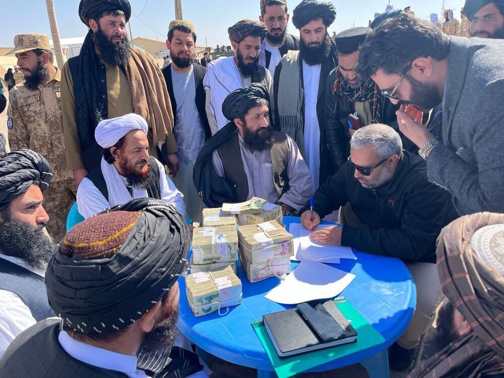 تصویری عجیب از امضای اسناد بین ایران و طالبان