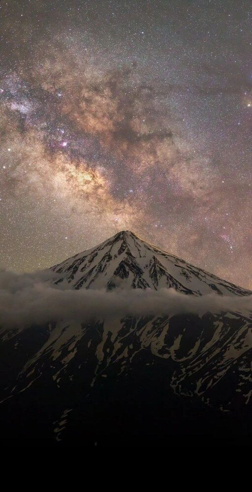 عکس | تصویر خاص و دیدنی از تقارن قله دماوند و کهکشان راه شیری