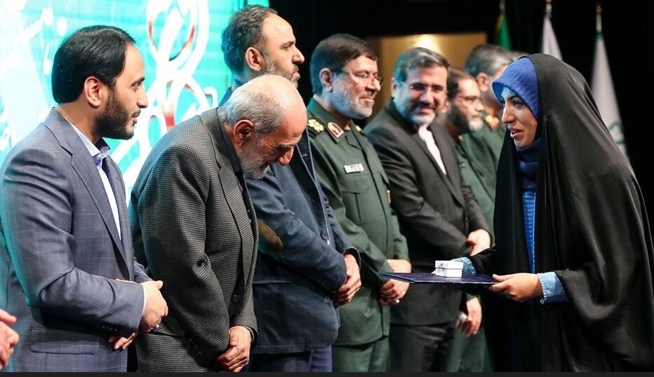حسین شریعتمداری و بهادری جهرمی، «جهادگر رسانه‌ای سال» اصولگرایان شدند + عکس‌ها
