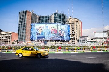 عکس | پرچم طالبان روی دیوارنگاره میدان ولیعصر