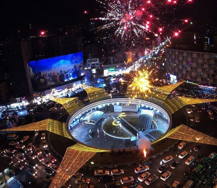 عکس | نمایی زیبا از میدان ولیعصر تهران در شب ولادت حضرت قائم (عج)