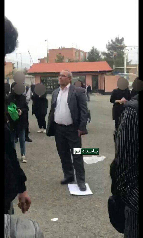 پلاکارد «زن، زندگی، آزادی» زیر پای معاون حراست دانشگاه علامه طباطبایی + عکس