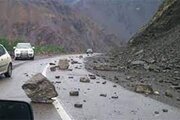 ببینید | سقوط وحشتناک سنگ در جاده چالوس