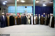 تصاویر | بوسه روحانی عراقی بر عکس امام خمینی(ره) در حسینیه جماران