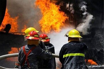 مصدومیت یک آتش نشان در اطفای حریق بازار سید ولی تهران