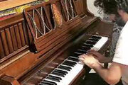 ببینید | هنرنمایی تماشایی انوشیروان روحانی پشت پیانو؛ اجرای قطعه یادگار عمر