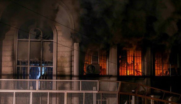 روایت «شاهد عینی» حمله به سفارت عربستان / دیدم، مقام نیروی انتظامی به «تماشا» ایستاده بود