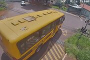ببینید | تصادف دلخراش یک قطار باربری با اتوبوس سرویس مدرسه!