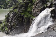 ببینید | فوران چشمه آب از دل کوه‌های اورامان
