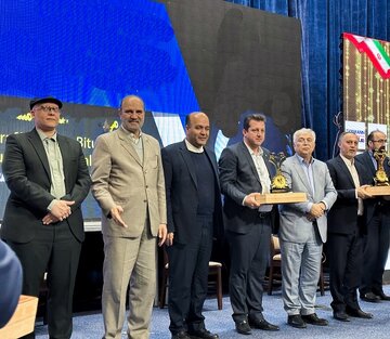 هلدینگ کارخانجات معتقد برگزیده و برنده تندیس رعایت حقوق مصرف کنندگان شد