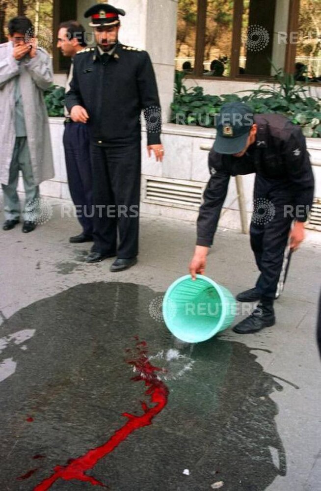 «رد خون» حجاریان بر سنگفرش مقابل ساختمان شورای شهر تهران / عکس
