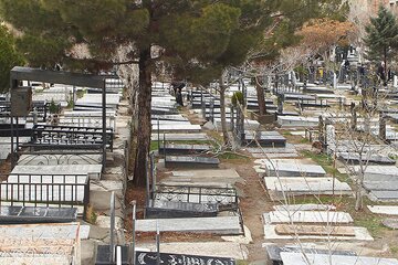 تصاویر | حال و هوای آخرین پنجشنبه سال در آرامستان‌ها