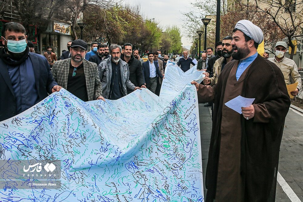 تجمع «طلبکاران شاه» مقابل دادگستری کشور / «طومار شکایت» آنان چه بود؟ + عکسها