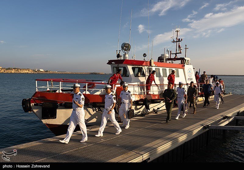 استقبال ناوهای ایران از ناو گروههای چین و روسیه در آبهای کشورمان+ عکسها