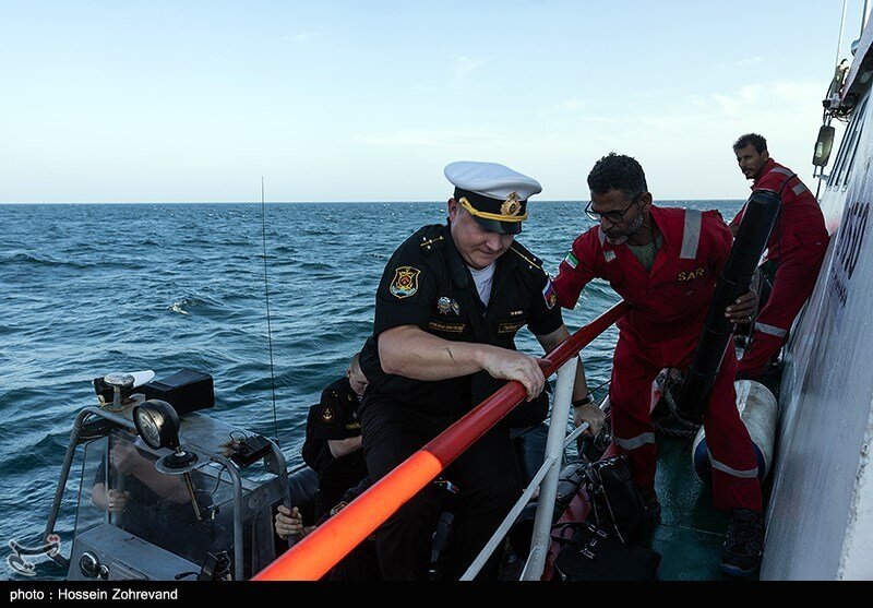 استقبال ناوهای ایران از ناو گروههای چین و روسیه در آبهای کشورمان+ عکسها