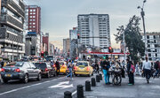 ببینید | شایعه باورنکردنی و بلوا در کلمبیا؛ یورش مردم و کندن خیابان‌ها در جستجوی طلا!