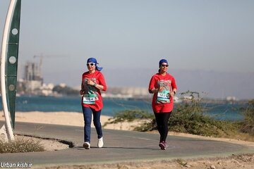 تصاویر | ژست‌های جالب دوندگان زن در ماراتن کیش