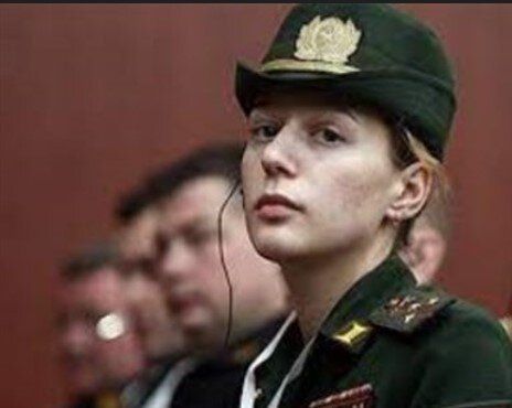  به‌جای تصویب قانون جدید حجاب، جرات داری، «افسر زن روس» را نهی از منکر کن! / کنایه فعال سیاسی اصولگرا به نوباوه
