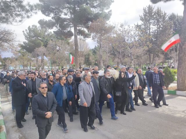 شاعری که خاطرات کودکیمان را ساخت، به خاک سپرده شد/ عکس