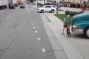 ببینید | لحظه ترسناک زیر گرفتن یک دوچرخه‌سوار زن توسط راننده حواس‌پرت تریلی!