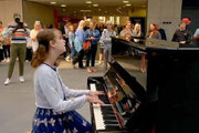 ببینید | پیانو نوازی خیره‌کننده دختربچه نابینا