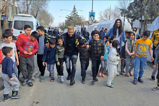 حضور «ماکانبند» در میان زلزلهزدگان خوی/ عکس  حضور «ماکانبند» در میان زلزلهزدگان خوی/ عکس